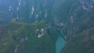 4K航拍巍峨大山下的石笋河喀斯特地貌河流视频的预览图